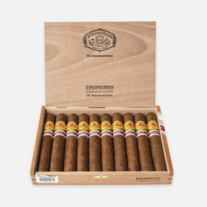 سيجار ذخيرة دبلوماتيكوس في علبة خشبية أنيقة.