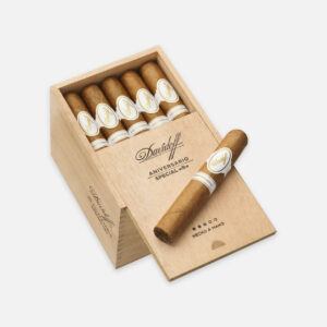 سيجار دافيدوف أنيفيرساريو سبيشال R في علبة خشبية أنيقة.