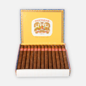 سيجار بارتاجاس الكوبي في علبة صفراء مزخرفة.
