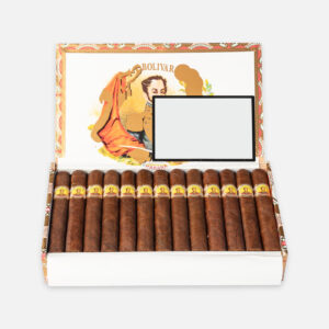 سيجار بوليفار هابانا في علبة أنيقة ومزخرفة.