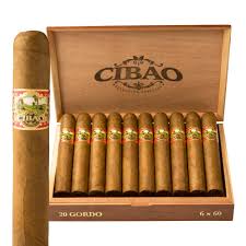 سيجار سيباو جوردو في صندوق خشبي مع ملصقات زخرفية.