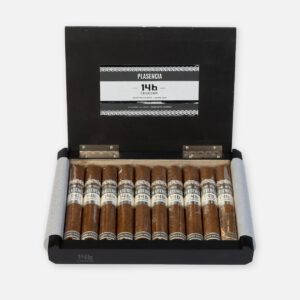 سيجار بلاسينسيا 146 كوسيتشا في عرض صندوق أسود أنيق.