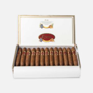 سيجار كوابا في علبة أنيقة مفتوحة، تعرض تقديمًا فاخرًا.