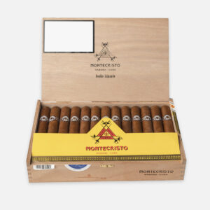 سيجار مونتيكريستو دوبل إدموندو في صندوق خشبي أنيق.