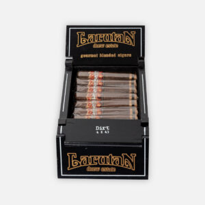 سيجار لاروتان Drew Estate المخلوط بمهارة، سلسلة Dirt في علبة سوداء أنيقة.