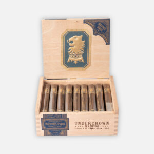 سيجار أندركراون مادورو جران تورو في علبة خشبية أنيقة.