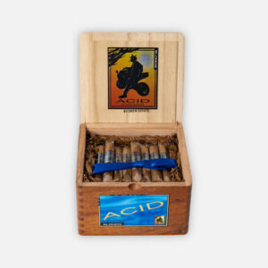 سيجار ACID بلوندي من Drew Estate في صندوق خشبي ريفي.