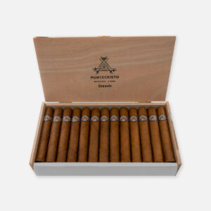 سيجار مونتي كريستو إدموندو في علبة خشبية أنيقة.