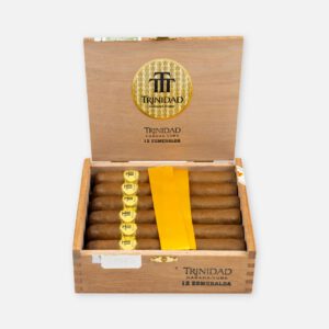 سيجار ترينيداد إزميرالدا في صندوق خشبي أنيق مع علامة تجارية ذهبية.