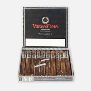 سيجار فيغافينا فورتاليزا 2 جران كورونا، تقديم أنيق وراقٍ.
