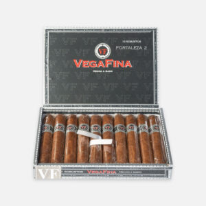 سيجار فيغافينا فورتاليزا 2 روبست في علبة أنيقة تحمل العلامة التجارية.
