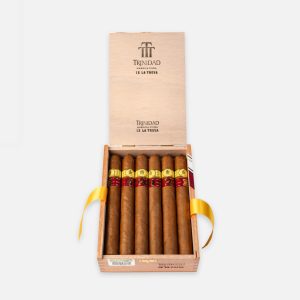 12 سيجار ترينيداد لا تروفا في علبة خشبية أنيقة.