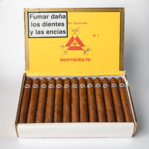 علبة سيجار مونتيكريستو، مظهر كلاسيكي فاخر، علامة تجارية صفراء.