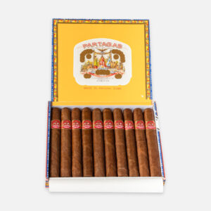 سيجار بارتاجاس الكوبي في علبة زاهية ومزخرفة.
