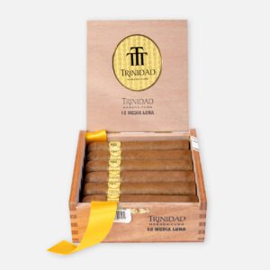 سيجار ترينيداد ميديا لونا في صندوق خشبي مع لمسات ذهبية.