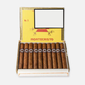 سيجار مونتيكريستو رقم 5 في علبة صفراء مفتوحة.
