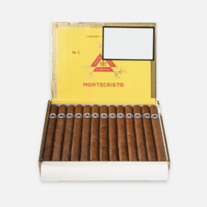 سيجار مونتي كريستو رقم 3 في علبة عرض أنيقة صفراء.