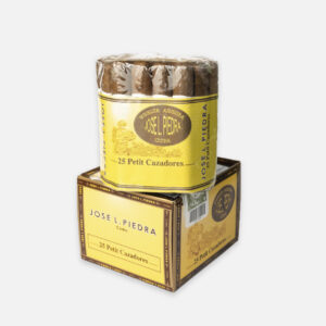 سيجار جوزيه ل. بيدرا بيتي كازادوريس الكوبي في علبة صفراء.