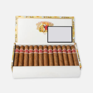 سيجار روميو وجولييت في علبة أنيقة مع علامة تجارية كلاسيكية.