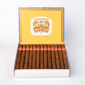 سيجار بارتاغاس الكوبي، عرض كلاسيكي وأنيق في علبة نابضة بالحياة.