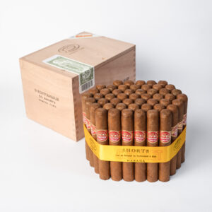 سيجار بارتاجاس شورتس الكوبي مع عرض في صندوق خشبي.