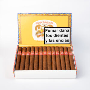 سيجار بارتاغاس في علبة مزخرفة صفراء وبيضاء.