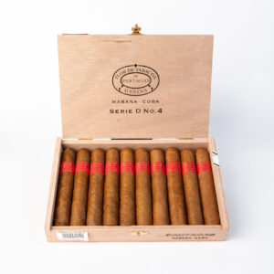 سيجار بارتاجاس سيري دي رقم 4 في علبة خشبية.
