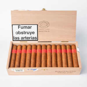 سيجار بارتاغاس سلسلة د رقم 5 في صندوق خشبي، عرض أنيق.