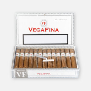 سيجار فيغافينا المصنوع يدويًا في علبة تغليف بيضاء أنيقة.