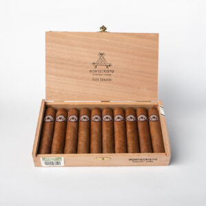 سيجار مونتي كريستو بيتي إدموندو في علبة خشبية أنيقة.
