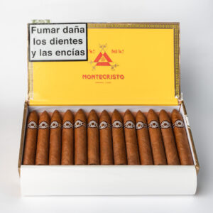 سيجار مونتيكريستو بيتيت رقم 2 في علبة تحمل العلامة التجارية.