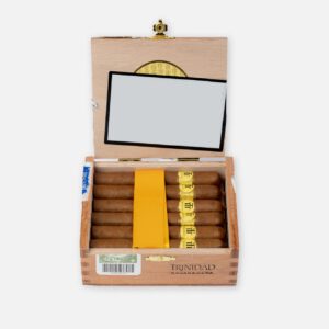 سيجار ترينيداد في علبة خشبية مفتوحة أنيقة مع أشرطة ذهبية.