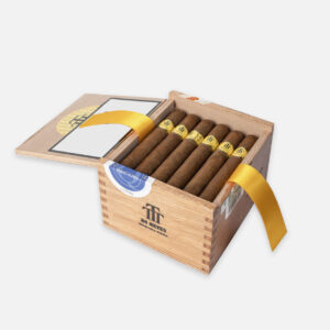 سيجار إتش. أوبمان 1844 ريزيرف في صندوق خشبي مع لمسات ذهبية.