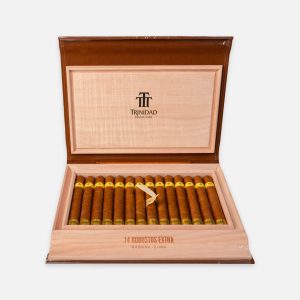 سيجار ترينيداد روبوستوس إكسترا في صندوق خشبي أنيق.