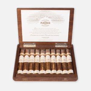سيجار بلاسينسيا ريزيرفا أوريجينال في علبة خشبية أنيقة.