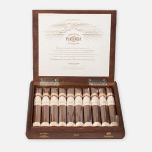 سيجار بلاسينسيا ريزيرفا أوريجينال تورو في صندوق خشبي أنيق.