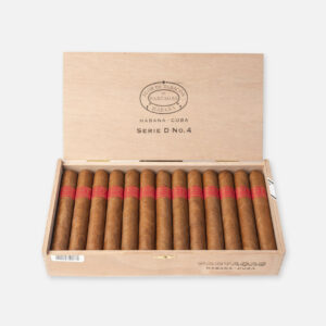 سيجار بارتاجاس سلسلة د رقم 4 في علبة خشبية، عرض تقليدي.