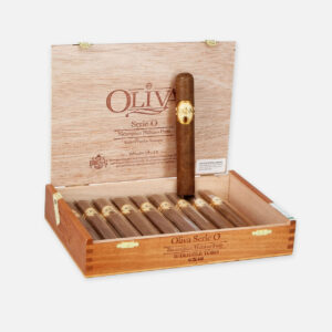 سيجار أوليفا سيري أو نيكاراغوا هابانو بورو في علبة خشبية أنيقة.