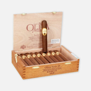 سيجار أوليفا سيري أو روبوستو في صندوق خشبي.