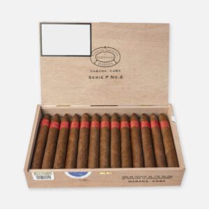 سيجار بارتاجاس سلسلة ب رقم 2 في علبة خشبية.