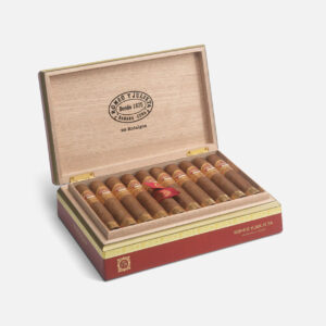 سيجار روميو وجولييت في صندوق خشبي، عرض أنيق فاخر.