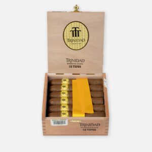 سيجار ترينيداد هابانا-كوبا في صندوق خشبي بعرض أنيق.