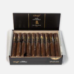 سيجار دافيدوف وينستون تشرتشل ذا ليت آور تورو في عبوة أنيقة سوداء.