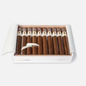 دافيدوف وينستون تشرشل، سيجار تورو فاخر في علبة بيضاء أنيقة.