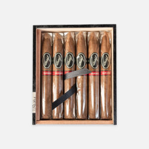 سيجار دافيدوف ياماسا في علبة أنيقة سوداء وحمراء.