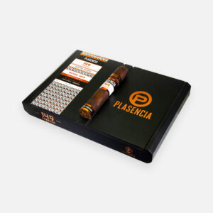 سيجار بلاسينسيا 149 كوسيتشا روبوستو مع تغليف أسود أنيق.