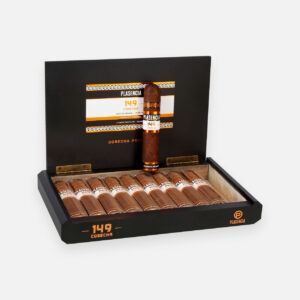 بلاسينسيا 149 كوسيتشا، سيجار فاخر في علبة سوداء أنيقة.