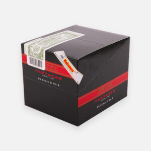 سيجار بارتاجاس سلسلة د رقم 6، كوبي، في علبة أنيقة سوداء وحمراء.