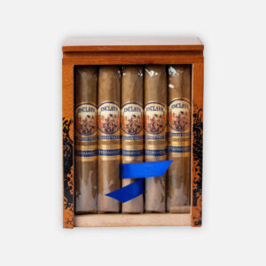 سيجار إنكليف كونيتيكت من إيه جيه فيرنانديز في صندوق خشبي مزخرف.