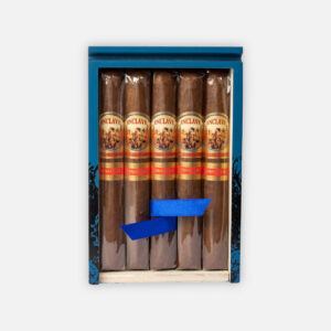 سيجار إنكليف من إيه جيه فيرنانديز في صندوق أزرق مزخرف.